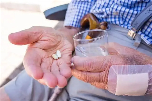 
</p><p>尤其是夏天，高温天气容易让人感到头晕、乏力，许多人误以为自己体力不支，就随便减少或增加降压药的剂量。</p><p><strong><span>其实，这样的做法不仅不能有效控制血压，反而可能造成血压波动，</span></strong>给身体带来更大的负担，特别是在夏季，过度降压可能导致低血压，增加中暑、昏厥等风险。</p><p>此外，<strong><span>降压药的服用时间也很重要，有些患者习惯在早晨刚醒来时服药，</span></strong>然而高血压患者早晨血压本身会自然升高，如果在这个时候服药，可能会因为药物过度作用而引发低血压。</p><p>
<img src=